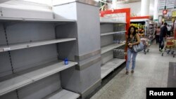 Los venezolanos viven la nueva realidad de una creciente escasez que alcanza a todos los productos de la canasta familiar.