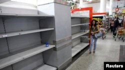 Los venezolanos frecuentemente encuentran los anaqueles vacíos de los supermercados tras hacer largas colas para comprar comida.