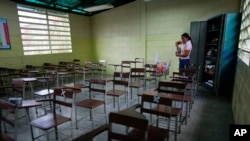 Una maestra prepara los materiales escolares en una escuela de Caracas, Venezuela, el 29 de septiembre de 2021.