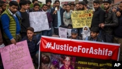 Les élèves participent à une manifestation contre le viol et le meurtre d'Asifa, une fillette de 8 ans qui a été kidnappée et son corps mutilé retrouvé dans les bois une semaine plus tard, à Srinagar, en Inde, le 11 avril 2018.