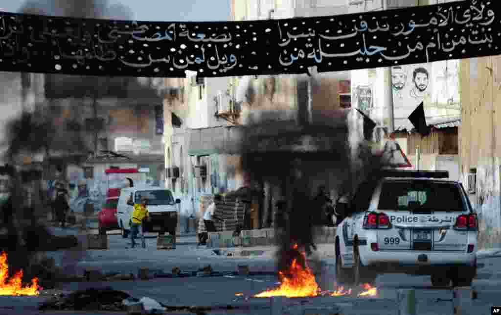 Anti-government protesters clash with riot police in Malkiya village, Bahrain, January 7, 2013.