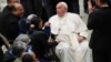 El papa Francisco saluda a los fieles durante su audiencia semanal en el Vaticano el 15 de febrero de 2023.