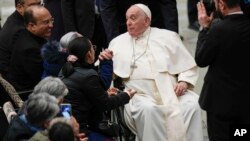 El papa Francisco saluda a los fieles durante su audiencia semanal en el Vaticano el 15 de febrero de 2023.