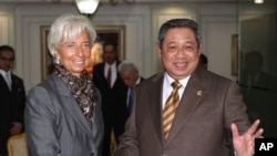 Indonesian President Susilo Bambang Yudhoyono, right, greets International Monetary Fund Managing Director Christine Lagarde prior to their meeting at the palace in Jakarta, Indonesia, July 10, 2012. 