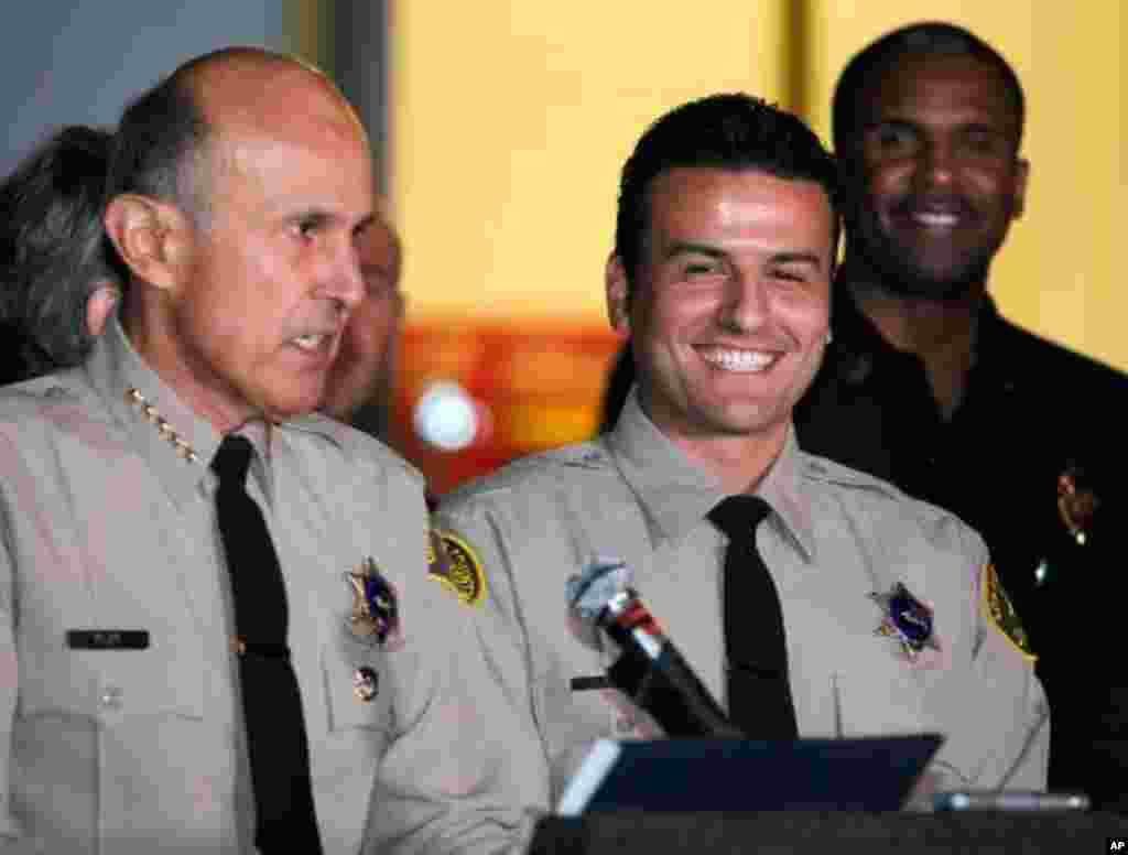 Los Angeles County Deputy Sheriff Shervin Lalezary and Sheriff Lee Baca announce the arrest of Harry Burkhart, a German citizen they believe is responsible for the 53 arson fires. (Reuters)