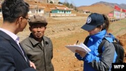 FAO/WFP 조사팀이 지난 4월 북한 황해북도 은파군에서 식량 안보 상황을 조사하고 있다. WFP/James Belgrave.