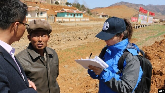 지난 2019년 4월 UN FAO/WFP 조사팀이 북한 황해북도 은파군에서 식량 안보 상황을 조사하고 있다. WFP/James Belgrave. (자료사진)