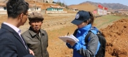 FAO/WFP 조사팀이 지난 4월 북한 황해북도 은파군에서 식량 안보 상황을 조사하고 있다. 사진출처: WFP/James Belgrave.
