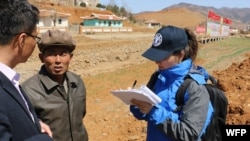 FAO/WFP 조사팀이 지난해 4월 북한 황해북도 은파군에서 식량 안보 상황을 조사하고 있다. WFP/James Belgrave.