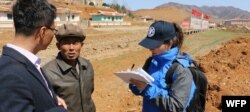 FAO/WFP 조사팀이 2019년 4월 북한 황해북도 은파군에서 식량 안보 상황을 조사하고 있다. WFP/James Belgrave.
