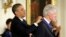 Predsednik Obama uručuje Medalju slobode bivšem predsedniku Bilu Klintonu na ceremoniji u Beloj kući.