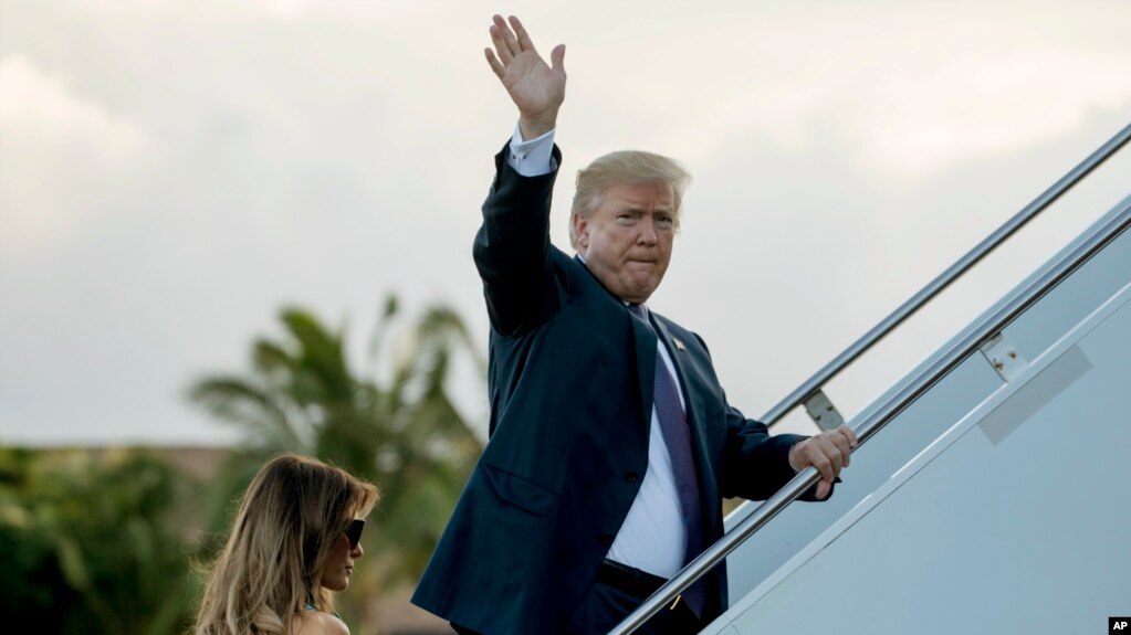El presidente Donald Trump y la primera dama Melania Trump abordan el Air Force One en la Pearl Harbor, Hawaii, al partir hacia Japón, el sábado, 4 de noviembre de 2017.