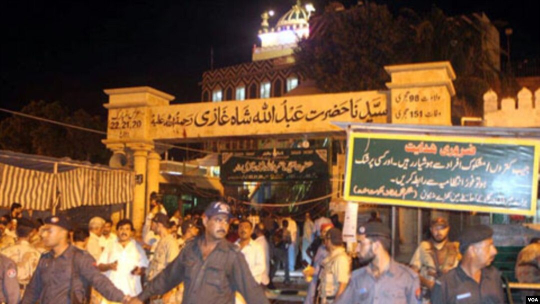 Polisi Pakistan melakukan penjagaan ketat di Masjid Sufi "Abdullah Shah Ghazi" di Karachi pasca terjadinya dua ledakan hari ini.