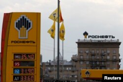 Logo produsen minyak mentah utama Rusia Rosneft terlihat pada tanda harga di sebuah pompa bensin di Moskow, 17 Juli 2014. (Foto: Reuters)