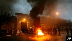 Riot police officers stand guard outside the Fresnes prison during a demonstration about long-running complaints by penitentiary staff, in Fresnes, outside Paris, Jan.16, 2018.