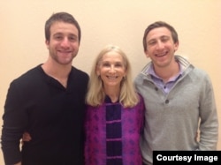 Hai người con trai sinh đôi khác trứng Jonny và David của nhà điều trị tâm lý Joan Friedman