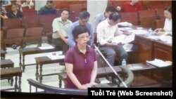 Hình ảnh trong phiên tòa xử bà Châu Thị Thu Nga ngày 9/10/2017. Ảnh chụp màn hình báo Tuổi Trẻ.