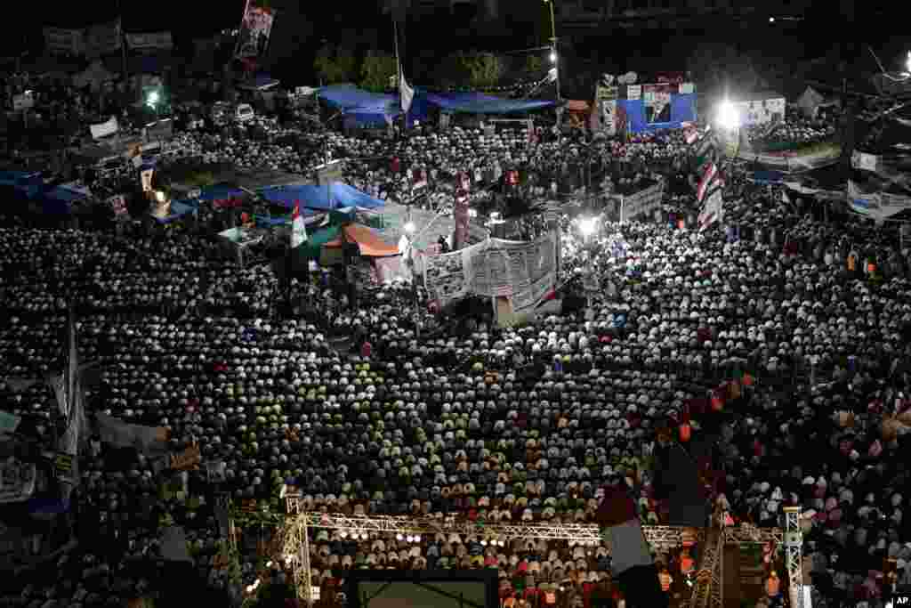 Supporters of Egypt&#39;s ousted President Mohamed Morsi pray at Nasr City, July 28, 2013.