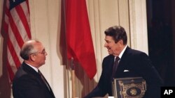 Президент США Рональд Рейган и советский лидер Михаил Горбачев после подписания Договора о РСМД. 8 декабря 1987.