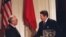 Президент США Рональд Рейган и советский лидер Михаил Горбачев после подписания Договора о РСМД. 8 декабря 1987.