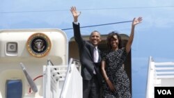 Presiden Obama dan ibu negara Amerika, Michelle, meninggalkan Tanzania seusai mengunjungi sebuah pembangkit listrik di negara itu, Selasa (2/7).