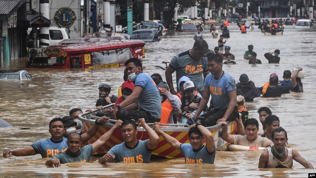 Tim SAR mengevakuasi warga yang terdampak banjir akibat hantaman Topan Vamco di Kota Marikina, pinggiran kota Manila,12 November 2020. (Foto: Ted ALJIBE / AFP)
