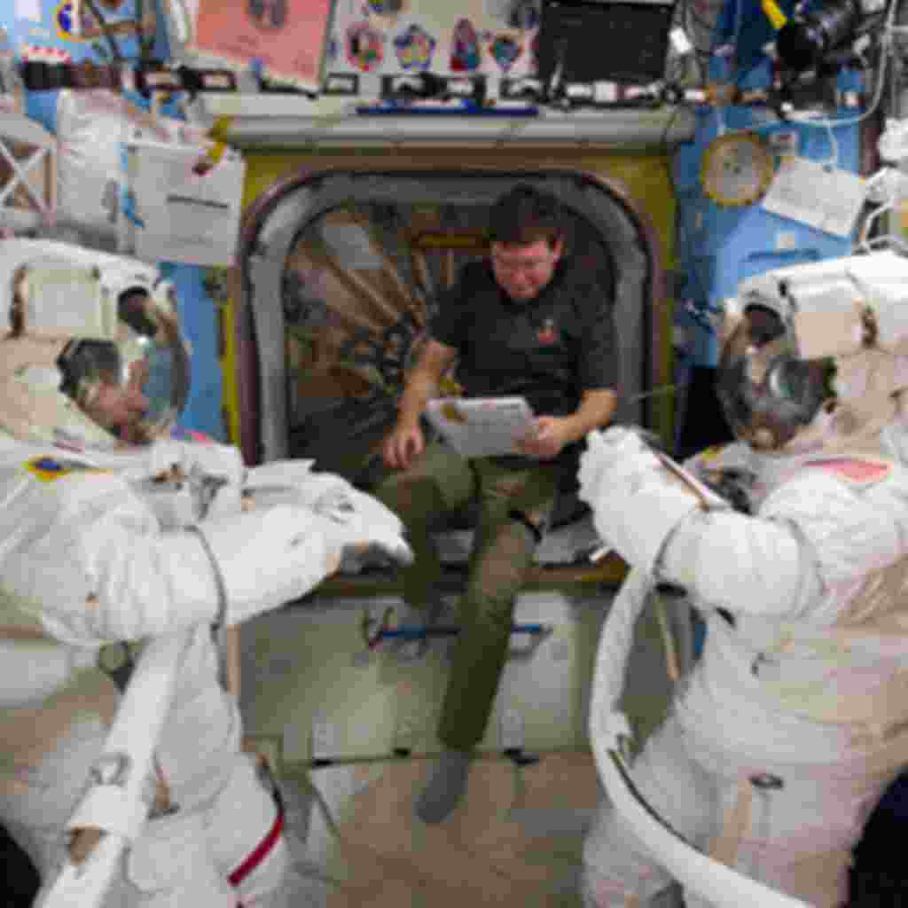 El equipo de astronautas está haciendo su rutina revisando que todo el equipo dentro del transbordador Discovery está funcionando correctamente.