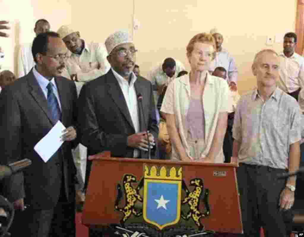 Pasangan Inggris Paul dan Rachel Chandler yang dibebaskan oleh bajak laut Somalia berbicara pada wartawan di istana kepresidenan di Mogadishu, Somalia, November 2010, didampingi Perdana Menteri Somalia Mohamed Abdulahi Mohamed (kiri) dan ketua parlemen Sheriff Hassan Sheikh Adan (kedua dari kiri).