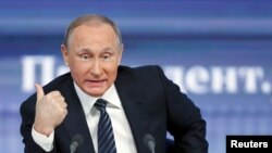 ولادیمیر پوتین رئیس جمهوری روسیه در نشست خبری پایان سال در مسکو - ۲۶ آذر ۱۳۹۴ 