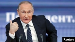 President Vladimir Putin, speaking during his annual end-of-year news conference, said Russia's economy is showing signs of stabilization despite plummeting oil prices, Moscow, Dec. 17, 2015.