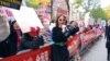 近百华人周五在美国广播电视门口示威，要求解雇脱口秀主持人坎摩尔。（美国之音方方拍摄）