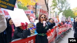 近百華人星期五在美國廣播電視門口示威，要求解僱脫口秀主持人坎摩爾。（美國之音方方拍攝）
