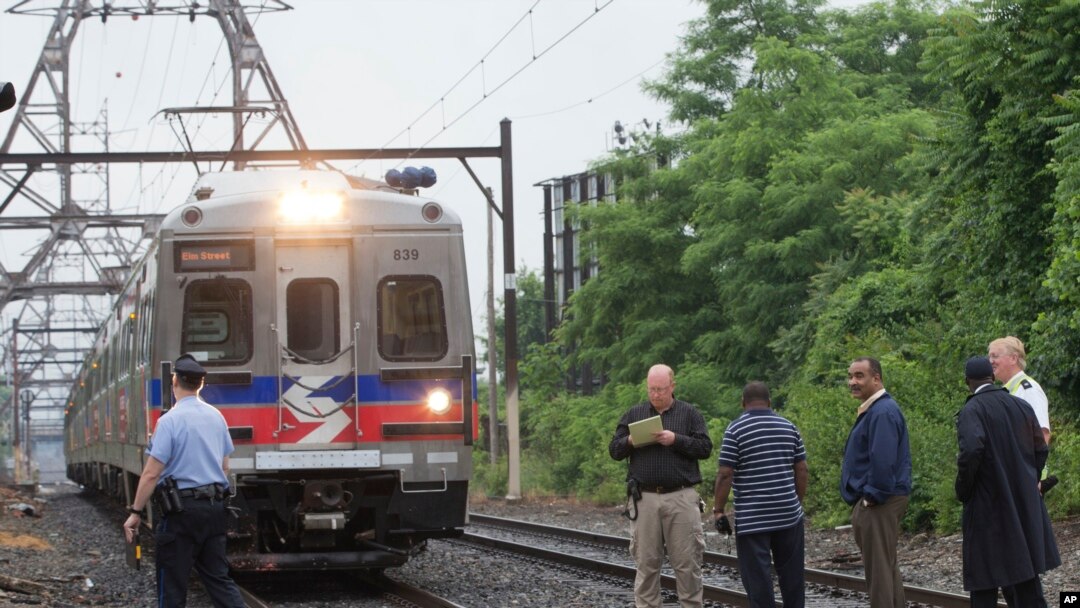 Funcionarios de la autoridad de transporte de Filadelfia observan la salida de un tren en una estación de Pensilvania.