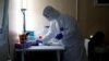 ARHIVA, ILUSTRACIJA - Zdavstveni radnik na mestu za testiranje prisustva koronavirusa u uzorcima uzetih od ljudi, u Budimpešti, 27. oktobra 2020. (Foto: Reuters) 
