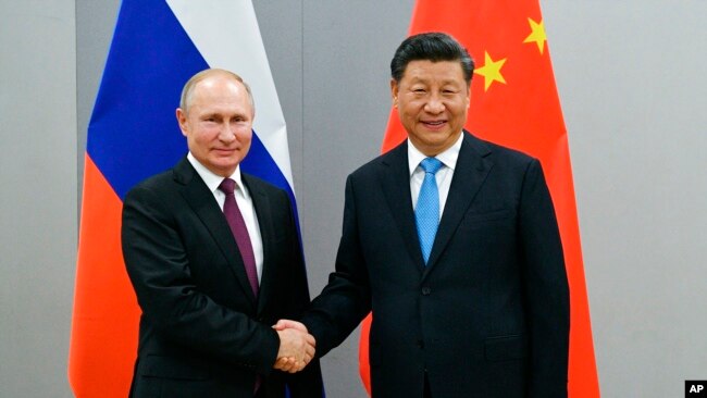 俄罗斯总统普京与中国国家主席习近平2019年11月12日在巴西巴西利亚金砖国家峰会期间会面时握手