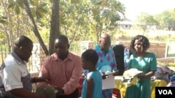 Abantwana besamukela izigqoko ezibuthaniswe ngumnumzana Philip Sibanda