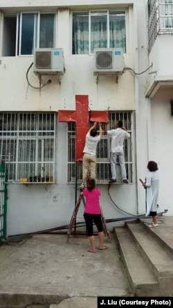 Police and authorities in Henan, China raided a Christian church at the break of dawn on Sept 5th. Church crosses were removed and Christian slogan on the walls were erased.