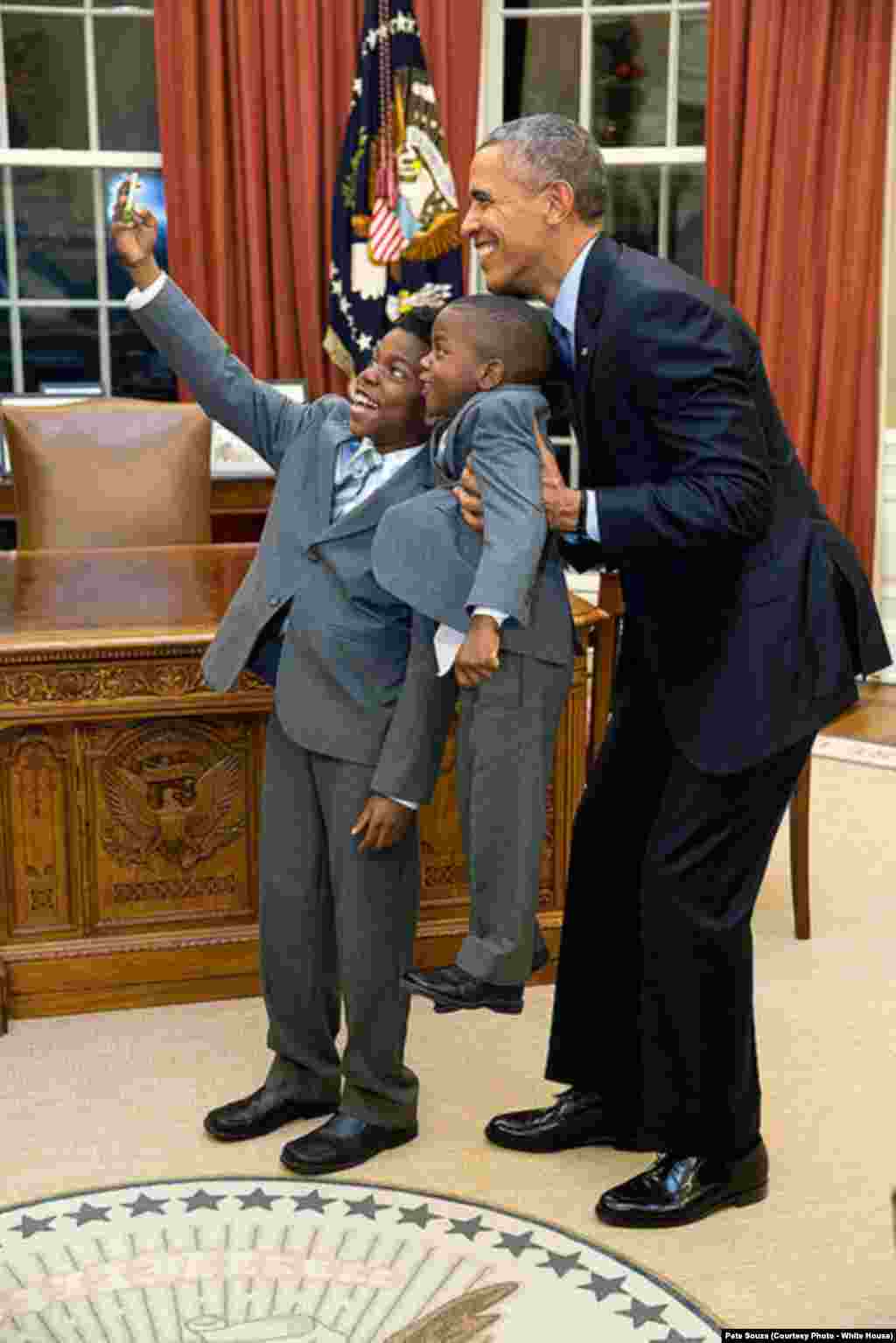 Le président prend un selfie avec Jacob et James Haynes à la Maison Blanche, le 4 décembre 2015.