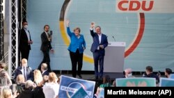 Angela Merkel ketika berkampanye bersama Armin Laschet, kandidat utama Partai Uni Demokratik Kristen (CDU) di Aachen, Jerman (25/9). 