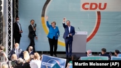 앙겔라 메르켈 독일 총리가 25일 유세 지원에 나서 기독민주당·기독사회당 연합에 대한 지지를 호소하고 있다.