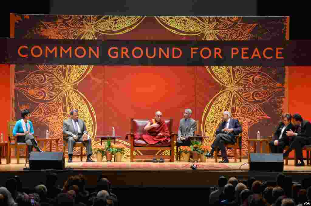 達賴喇嘛在紐約州錫拉丘茲大學(Syracuse University)參加&ldquo;和平的共同土壤&rdquo;討論會
