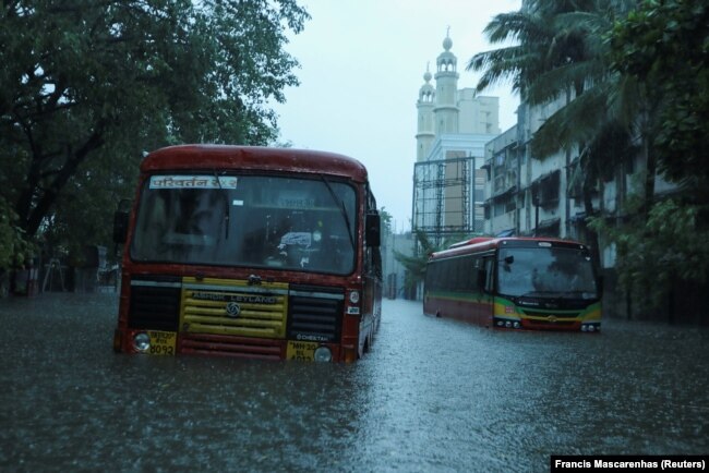 ممبئی میں تیز بارشوں کے باعث سڑکیں زیرِ آب آگئی ہیں۔