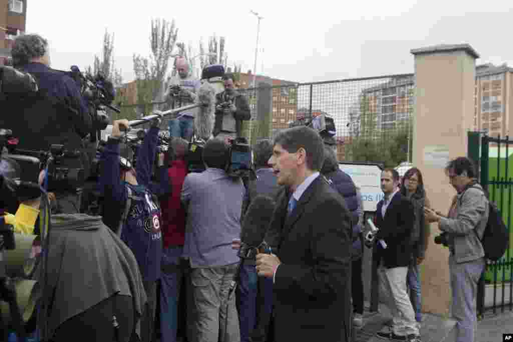 Spanish and foreign media are camped outside the hospital while Spain placed in quarantine the husband of a Spanish nurse who has tested positive for Ebola, outside Carlos III Hospital, in Madrid, Spain, Oct. 7, 2014. 