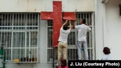 Police and authorities in Henan, China, raided a Christian church at the break of dawn on Sept 5. Church crosses were removed and Christian slogan on the walls were erased. 