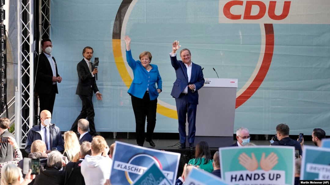 Angela Merkel ketika berkampanye bersama Armin Laschet, kandidat utama Partai Uni Demokratik Kristen (CDU) di Aachen, Jerman (25/9). 