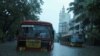 Bus penumpang terdampar di jalan yang tergenang air setelah hujan lebat akibat Topan Tauktae di Mumbai, India, 17 Mei 2021. (Foto: REUTERS/Francis Mascarenhas)