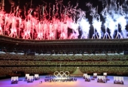 2021년 7월 23일 도쿄올림픽 주 경기장에서 올림픽 개막을 축하하는 불꽃놀이가 진행되고 있다.