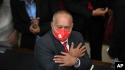 El líder del partido socialista Diosdado Cabello saluda a los legisladores a su llegada a la primera sesión legislativa del nuevo año, en Caracas, Venezuela, el jueves 7 de enero de 2021.