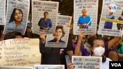 Mujeres nicaragüenses exiliadas en Costa Rica marcharon en el Día Internacional para la Eliminación de la Violencia contra la Mujer y pidieron la libertad de las presas políticas en Nicaragua. [Foto: Armando Gómez/VOA].