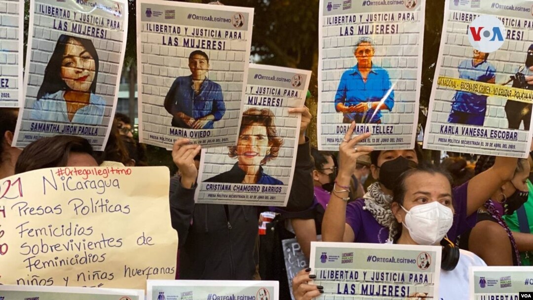 Mujeres nicaragüenses exiliadas en Costa Rica marcharon en el Día Internacional para la Eliminación de la Violencia contra la Mujer y pidieron la libertad de las presas políticas en Nicaragua. [Foto: Armando Gómez/VOA].